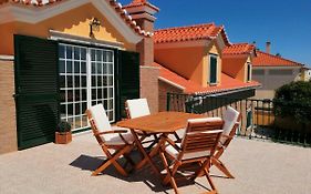 D'Yellow House - Beach And Countryside